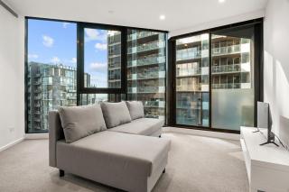 2BR Prime Spot! Steps from Crown & Yarra River - 0