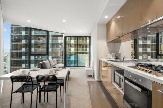 2BR Prime Spot! Steps from Crown & Yarra River - 8
