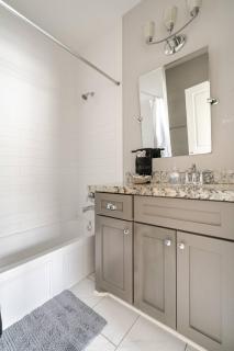 Private, city view , 5 beds, 2 balconies, Jacuzzi - Houston - 3