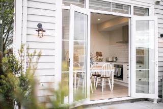 3 Bed Family Retreat Classic Charm With Park Views - Christchurch - 3