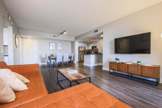 Sunny 2BDR in SM Pool & Gym - 5 min to the beach! - 5