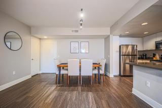 Sunny 2BDR in SM Pool & Gym - 5 min to the beach! - 3