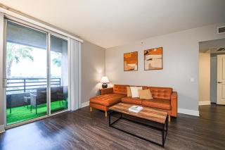 Sunny 2BDR in SM Pool & Gym - 5 min to the beach! - 1