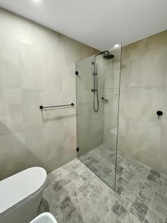 Contemporary 2BR with Balcony & Parking near Airport - Sydney - 9