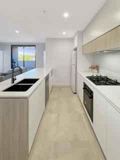 Contemporary 2BR with Balcony & Parking near Airport - Sydney - 8