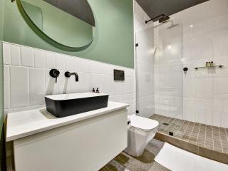 The Duke 1-Bedroom with Rooftop Pool Views - 8