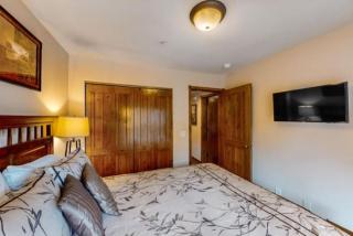 Renovated 2 Bedroom Condo Next To Snowflake Lift - Walk To Lifts And Town! - 5