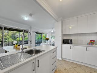 Oceanfront 4-Bed Haven with BBQ & Alfresco Dining - Malua Bay - 7