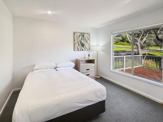 Oceanfront 4-Bed Haven with BBQ & Alfresco Dining - Malua Bay - 3