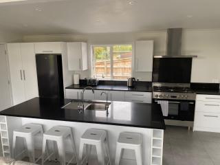 Modern & Comfy 2-Bedroom House - Newstead - 9