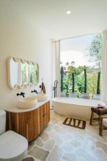 Exquisite 3br Enclosed Living 5 Min To Labrisa - Canggu - 3