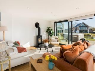 Stunning 5 bedroom lake-house hot tub views - Pass the Keys - 8