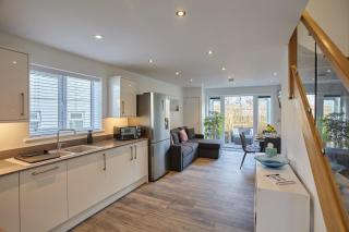 Modern Home 2 Bed Sleeps 4 Parking - 9