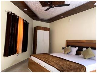 HOTEL LUXUARY TAPOVAN RESIDENCY HOTEL Near Sri Krishna Mandir - Free Public Parking and Free Wifi - Best Hotel - Rāiwāla - 1
