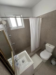 Elegant Two-Bedroom Apartment in Kato Paphos Close to Everything! - 9