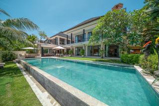 Luxury Beach Villa - A Massive Sea Views 5BR Villa Close to The Beach - Canggu - 0