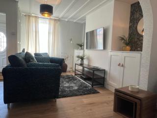 Comfy and Connected Standish Home - Two Mins from M6 Jct-27 - 9