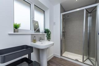 Spacious 5 Bed Home with Sustainable Features - Bingham - 8