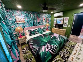 Kitschy Kottage - - 1