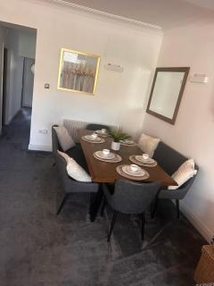 Sleeps 7, entire apartment,with onsite restaurant , INCLUDES breakfast !!! - Ebchester - 6