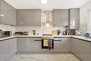 Modern Wembley Abode - Parking - Garden - Sleeps 14 - 8