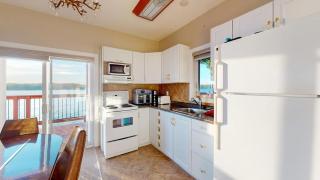 Cozy Lakefront Cottage - Coe Hill - 7