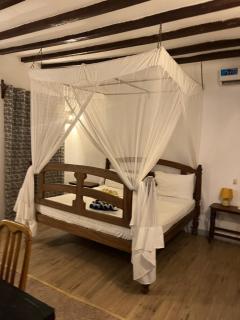 The cliff room - Pongwe - 8