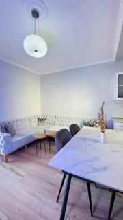 Bllok: Central Cozy Stay, 24/7 Self Check-in - Tirana - 4