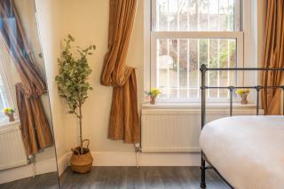 Kensington - Two Bedroom Central London Apartment with Garden - London - 2