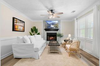 Cozy Cottage for 6 Pet Fenced - 0