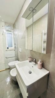 Bllok: Central Cozy Stay, 24/7 Self Check-in - Tirana - 9