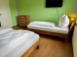 Fewo Unterm Stein - Rotkäppchen - 3 Schlafzimmer - Alheim - 2