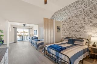Sunset Serenity!!-Tropical Waterfront Oasis-Huge Private Patio-10Min to KingSt & Beaches - 6