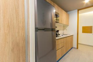 The Boat 2 blocks from the sea and 5th Ave 200 MB - 2