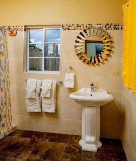 Luxury 5BR Villa with Pool - Steps from Treasure Beach - Treasure Beach - 6