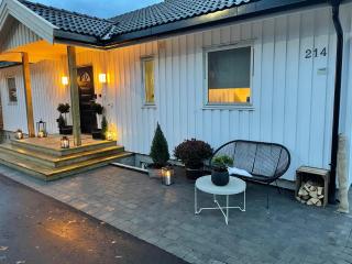 Flott stort hus i Stavern, sjøutsikt og basseng - Larvik - 3