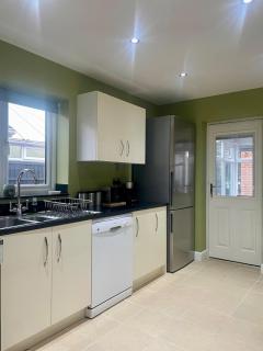 Two bedroom detached bungalow with conservatory - Bottesford - 2