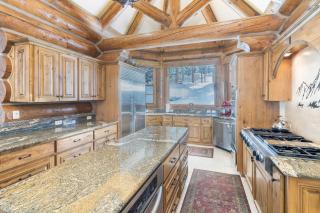 Bearpaw Manor by Exceptional Stays - 6