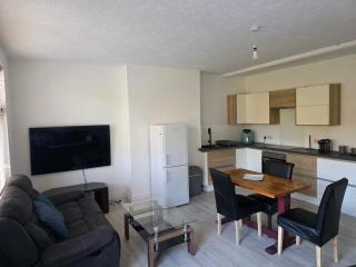 Square, easy access - Parkstone - 5