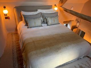 Interior designed, luxury Cotswolds barn w hot tub - 9