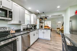 4 Mi to Lake Barkley Pet-Friendly Home with Hot Tub - 4