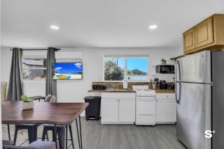 Stunning 2BD Lakefront Retreat with Breathtaking Views - Kissimmee - 2