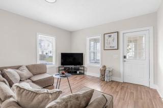 Charming Home Near Heart Of Downtown Sleeps 12 - Grand Rapids - 8