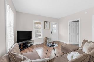 Charming Home Near Heart Of Downtown Sleeps 12 - Grand Rapids - 7