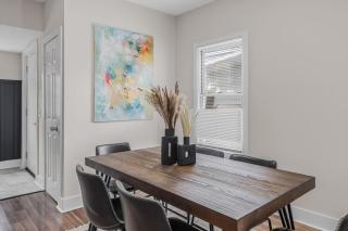 Charming Home Near Heart Of Downtown Sleeps 12 - Grand Rapids - 2
