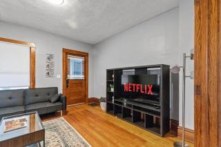 Stylish Home Near Heart Of Downtown Sleeps 8 - Grand Rapids - 8