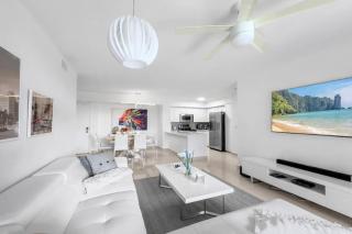 Aventura Mall Apt with Pool a Tennis Court and Free parking - Aventura - 0
