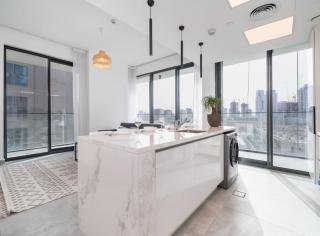 Stylish JVC 1 Bed with Wraparound Balcony - 2