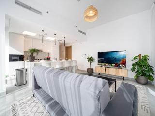 Stylish JVC 1 Bed with Wraparound Balcony - 8