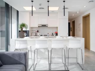 Stylish JVC 1 Bed with Wraparound Balcony - 6